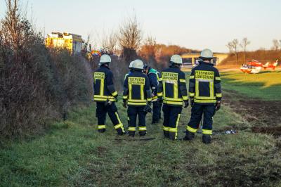 A81/Pleidelsheim: PKW kommt von der Fahrbahn ab und fliegt in den Acker - 5 Verletzte - darunter drei Kinder